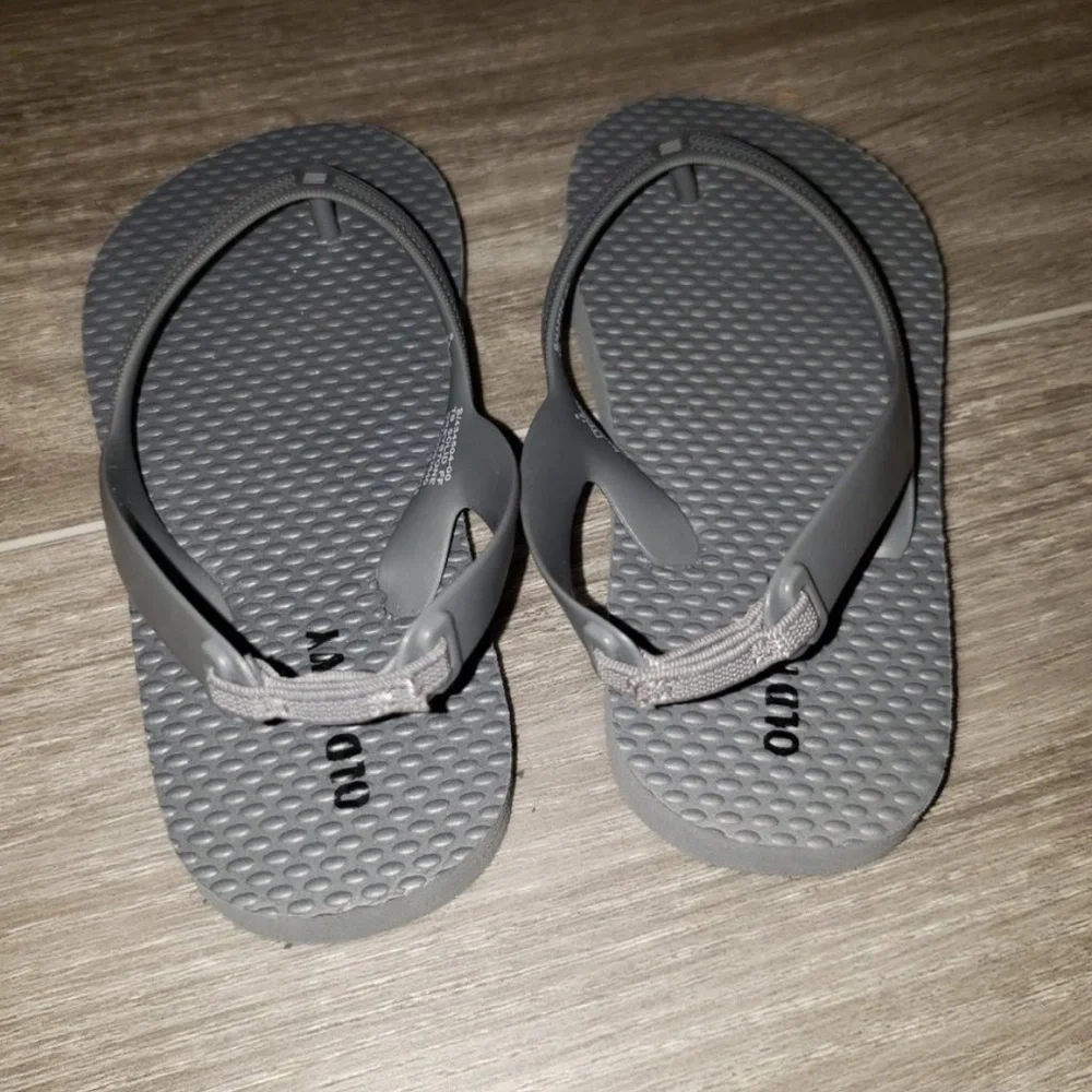 Old Navy Grey Toddler boy/girl Thong Flip Flops with elastic pull on back strap